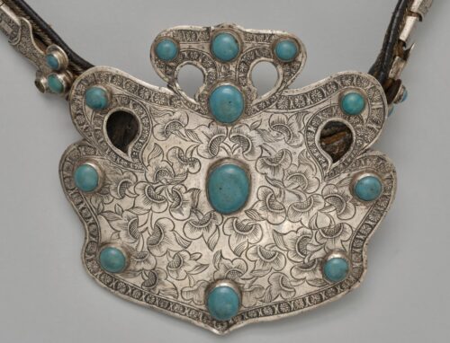 5. Koń piąty z paradnymi strusimi piórami